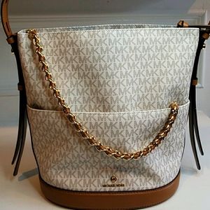 Michael Kors Signature MK Reese Shoulder Bag
